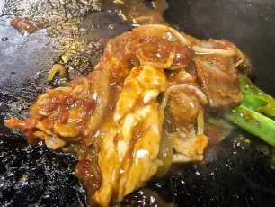 アカリさんと猿川くん、すごいの食べてる!