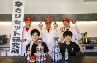 サッポロビールさんと辛さリセット研究所の協定締結式にて。手前はサッポロビールの堀井さん(左)と吉田さん(右)。奥は辛さリセット研究所のメンバー､森川研究員(左)､江口所長(中央)､焼山研究員(右)