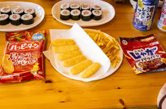 「ハッピーターン<島とうがらし味>」(左)と「北海道じゃがパクパク 激辛麻辣風味」(右)
