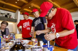 麻辣湯を食べる辛メーター研究員