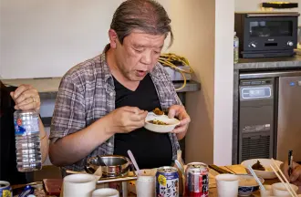 「18禁カレー」を食べ進める川口さん。すばらしき激辛愛!!