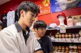 サッポロビールの堀井さん(手前)と吉田さん(奥)もうなるほどの品ぞろえ!