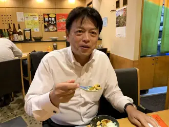 3口で汗だくなり、しゃっくりを連発する磯野勝さんは現在、京都府議会議員だ