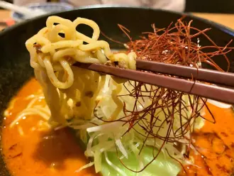 中太ちぢれ麵はもっちり、シコシコとかみごたえがある