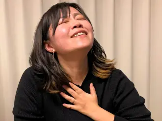 「あづぅい…」って言いながら喉のあたりをおさえる