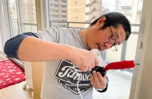第1回 辛デミー賞トロフィー製作中の江口カン