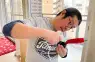 第1回 辛デミー賞トロフィー製作中の江口カン