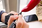 第1回 辛デミー賞トロフィー製作中の江口カン
