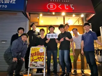 1日限りの復活イベントには多くのファンやOB・OGが集った。「営業中」の看板を持っているのが高師さん、左隣の女性が高橋さん。