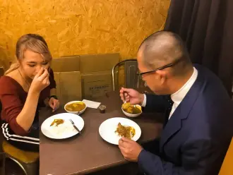カレーが間に入れば、世代間ギャップなど一瞬にしてなくなる。カレー談義は終わらない。