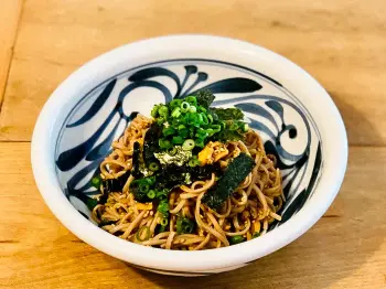 蕎麦が黒いので、あまり赤くはならなかったが、いや辛さはなかなかのものだ。