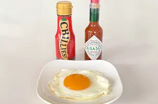 目玉焼きとチリーズ､タバスコ