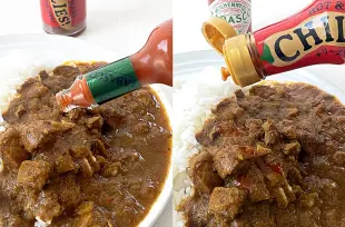 カレーを追い辛(左:タバスコ､右:チリーズ)