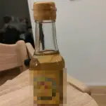 こちらを見て微笑んでいる