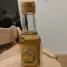 こちらを見て微笑んでいる