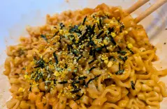 のりたまをトッピングしたカルボブルダック炒め麺