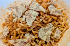 イカフライをトッピングしたチーズブルダック炒め麺