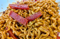 カルパスをトッピングしたジャジャンブルダック炒め麺