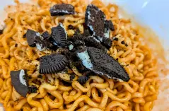 オレオをトッピングしたオリジナルブルダック炒め麺
