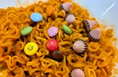 マーブルチョコとアポロチョコをトッピングしたクアトロチーズブルダック炒め麺