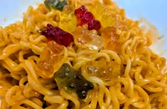 ハリボーゴールドベアをトッピングしたロゼブルダック炒め麺
