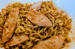 おさかなのソーセージをトッピングしたヤンニョムチキン味ブルダック炒め麺