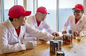 「濃いめのレモンサワー」と「男梅サワー」を目の前にして、自然と笑顔がこぼれる3人