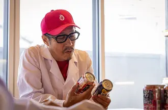 「濃いめのレモンサワー」と「男梅サワー」を手に取る江口所長