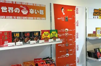 店内には旨辛から激辛がいっぱい!